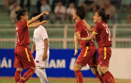 Thắng dễ Philippines, tuyển nữ Việt Nam vào bán kết giải Đông Nam Á.
